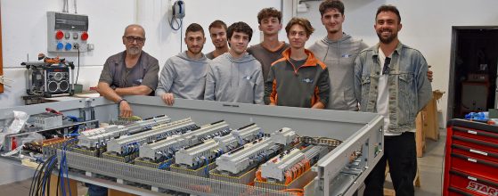 la-squadra-dell-academy-quadristica-nel-laboratorio-quadri-di-er-lux
